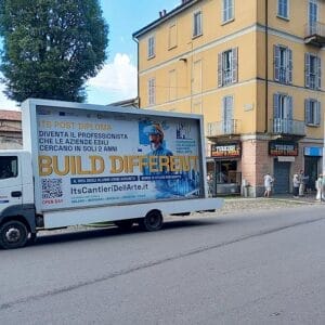 Camion vela con pubblicità intinerante in azione a Bergamo e Provincia.