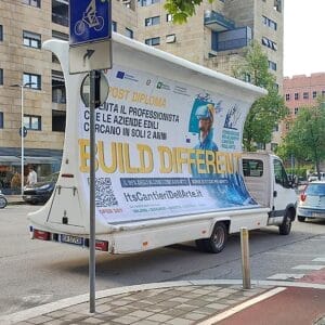 Camion vela con pubblicità intinerante in azione a Varese e Provincia.