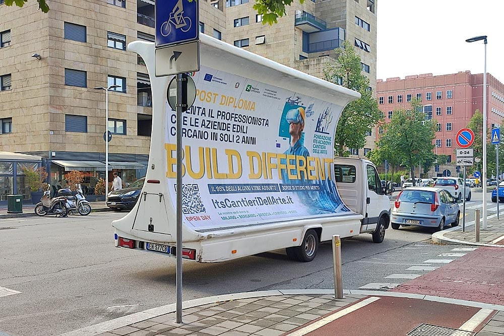Camion vela con pubblicità intinerante in azione a Varese e Provincia.